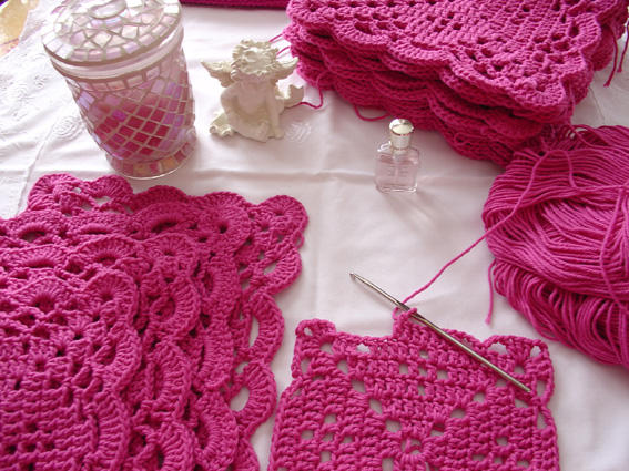 “يوتيوب” و”فيس بوك” يحولان هواية “الكروشيه” إلى “باب رزق”