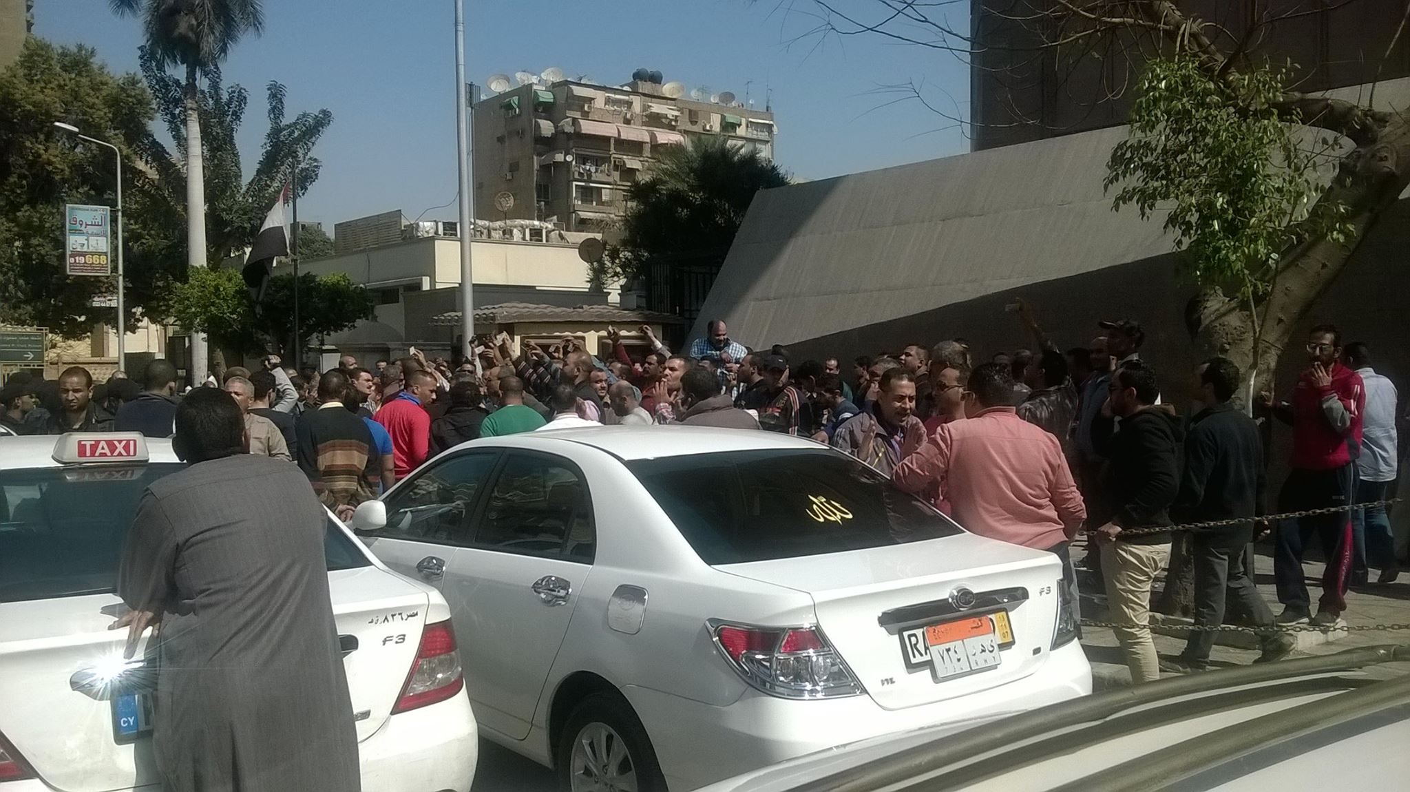 بالصور.. وقفة احتجاجية لسائقى التاكسي أمام مجلس الدولة ضد نشاط “أوبر” و”كريم”