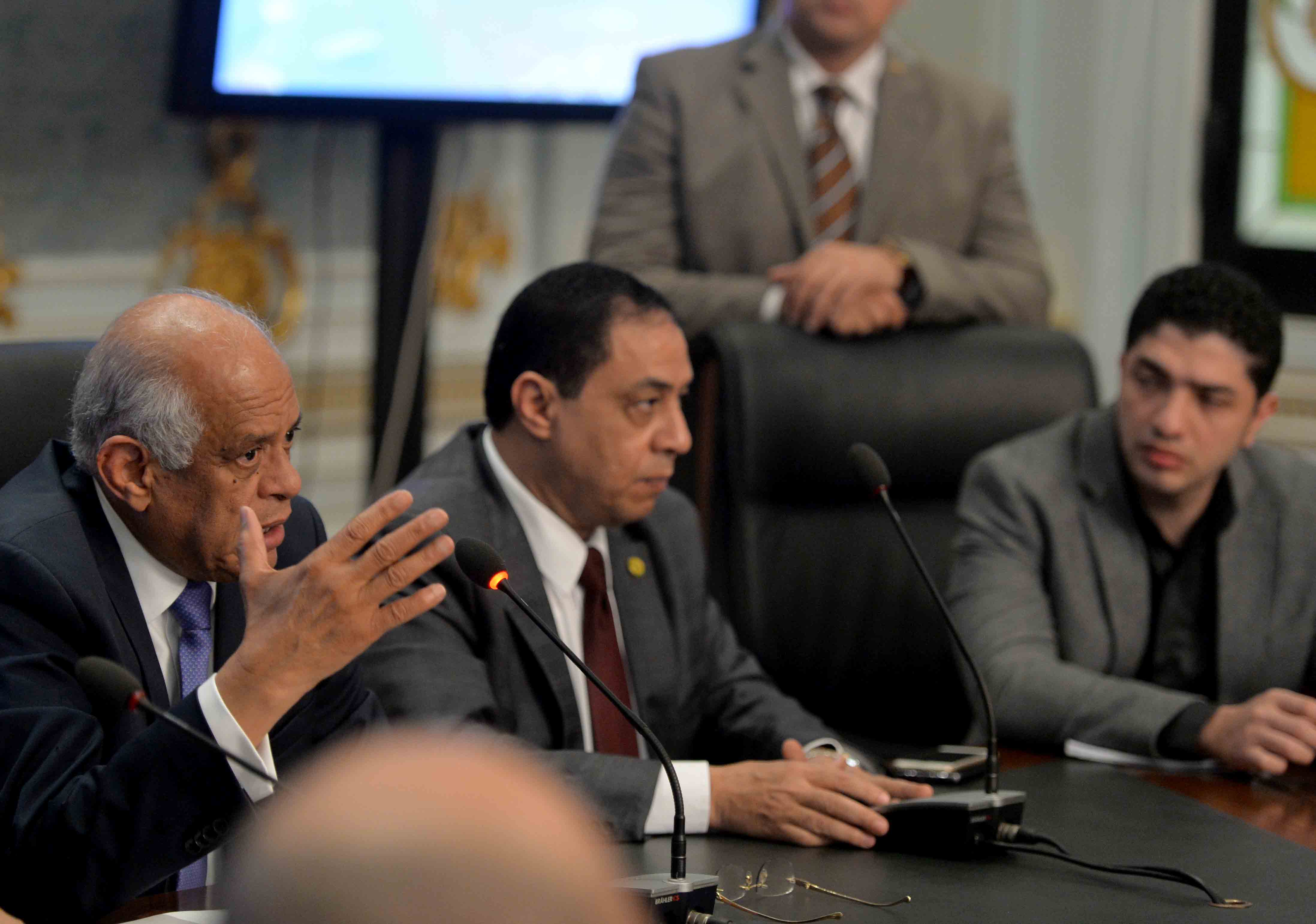 بالصور:عبد العال يلتقى الصحفيين لاحتواء غضبهم