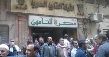 عمال “العقارية المصرية” يوصلون اعتصامهم للمطالبة بصرف رواتبهم المتأخرة