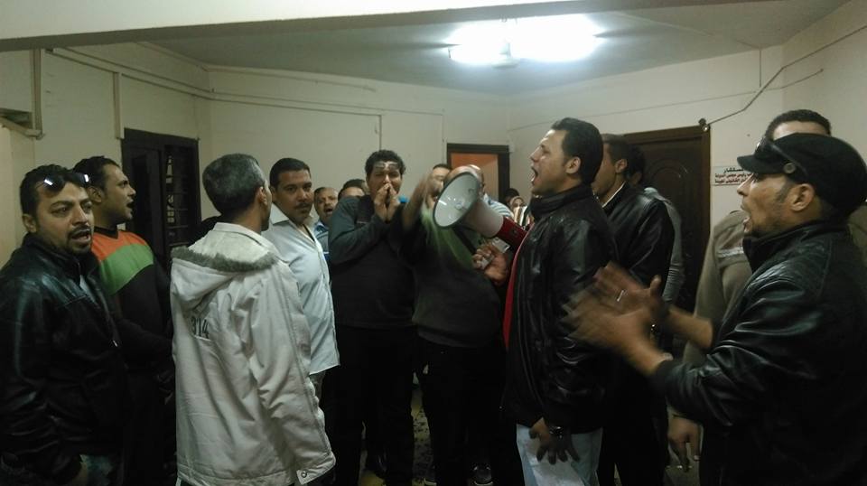 عمال الأوقاف يوزعون منشوراً بمطالبهم بدلاً من الهتافات فى اليوم الأول للإضراب