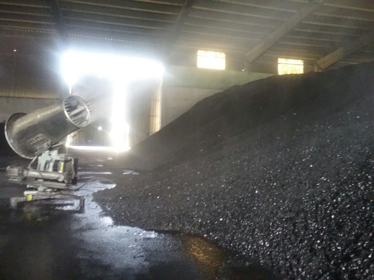 بالصور ..وزير البيئة يتفقد شحنات الفحم داخل ميناء الأدبية