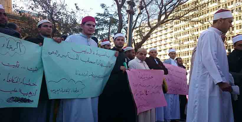 خطباء المكافأة يتبرعون بعام من رواتبهم إذا عينتهم الأوقاف