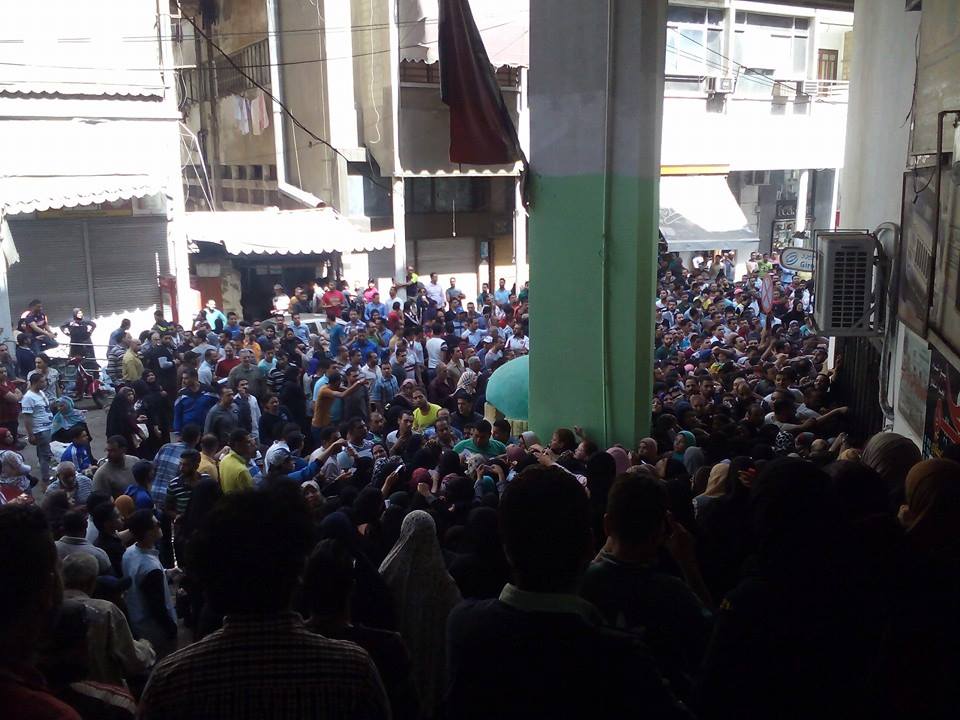 بالصور.. استمرار الزحام بـ”البريد” على شراء كراسات الـ 500 ألف وحدة