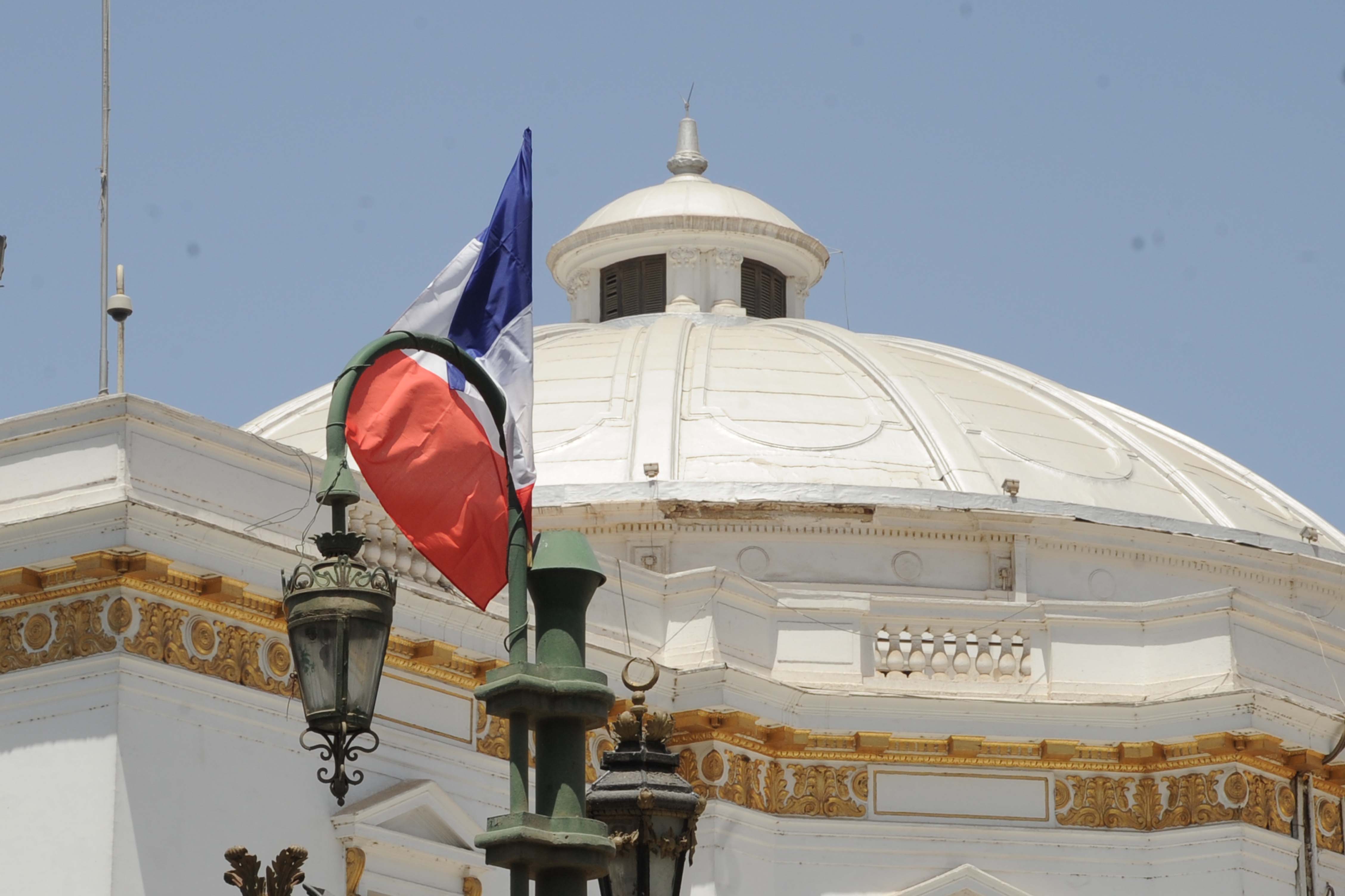 اعلام فرنسا تزين مجلس النواب