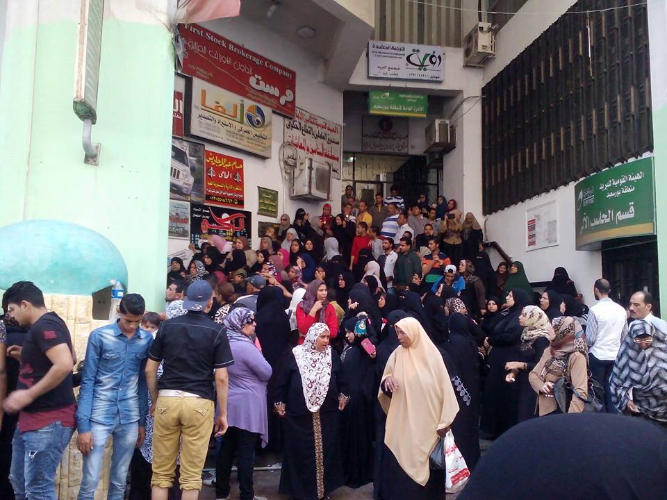 بالصور.. استمرار الزحام بـ”البريد” على شراء كراسات الـ 500 ألف وحدة