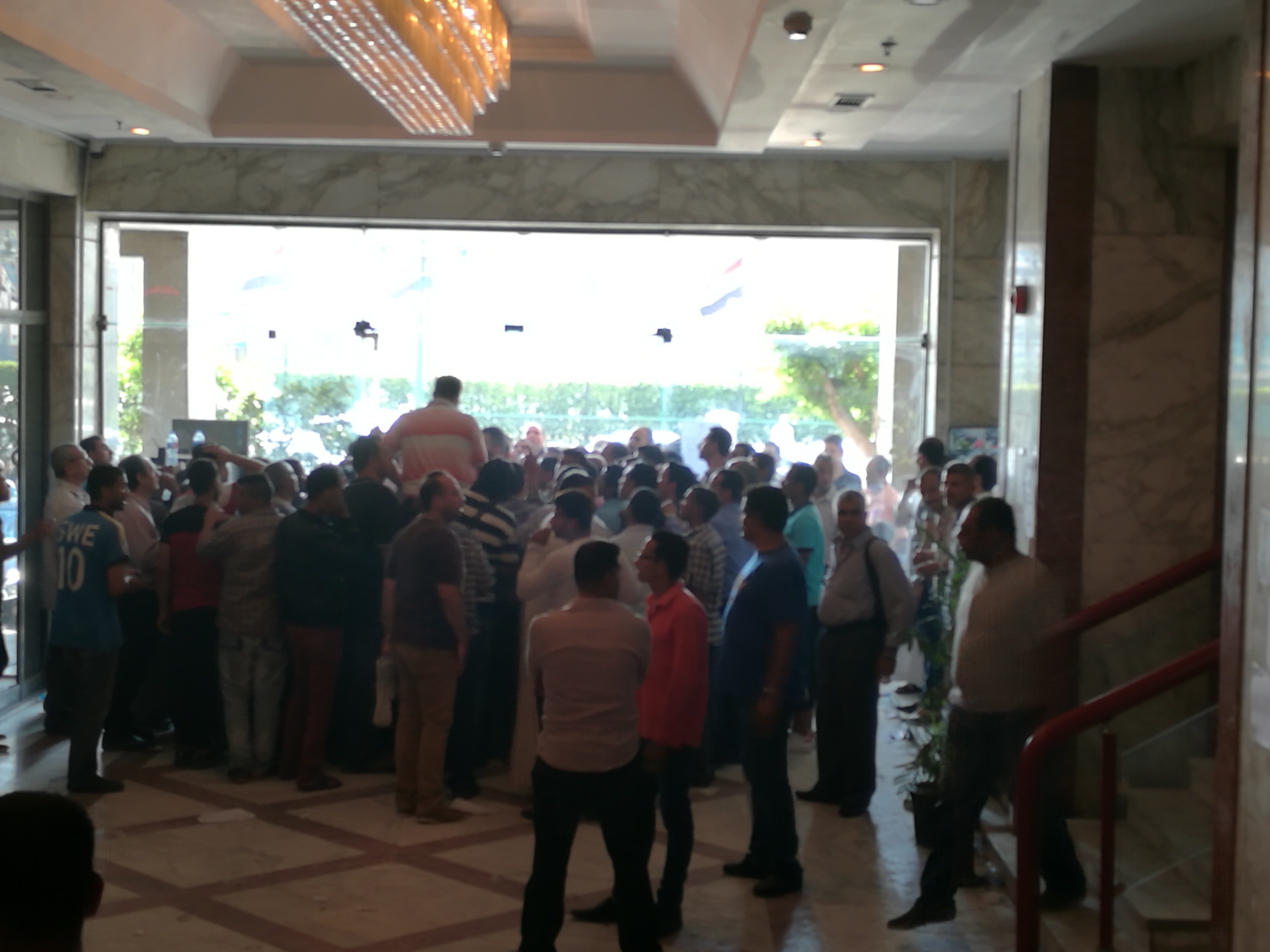 شغب وتدافع في إنتخابات “الحبوب” .. و”الصناعات” يستعين بطفايات الحريق ويوقف التصويت