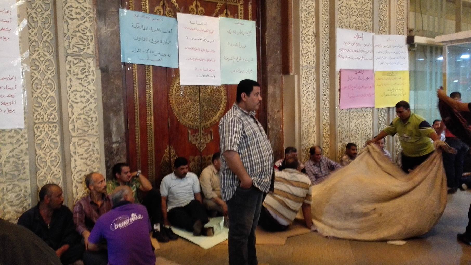 عمال الوطنية لعربات النوم ينظمون واقفه إحتجاجية لزيادة رواتبهم