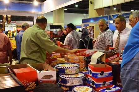 اقبال كثيف على ياميش رمضان والسلع الغذائية بأرض المعارض‎