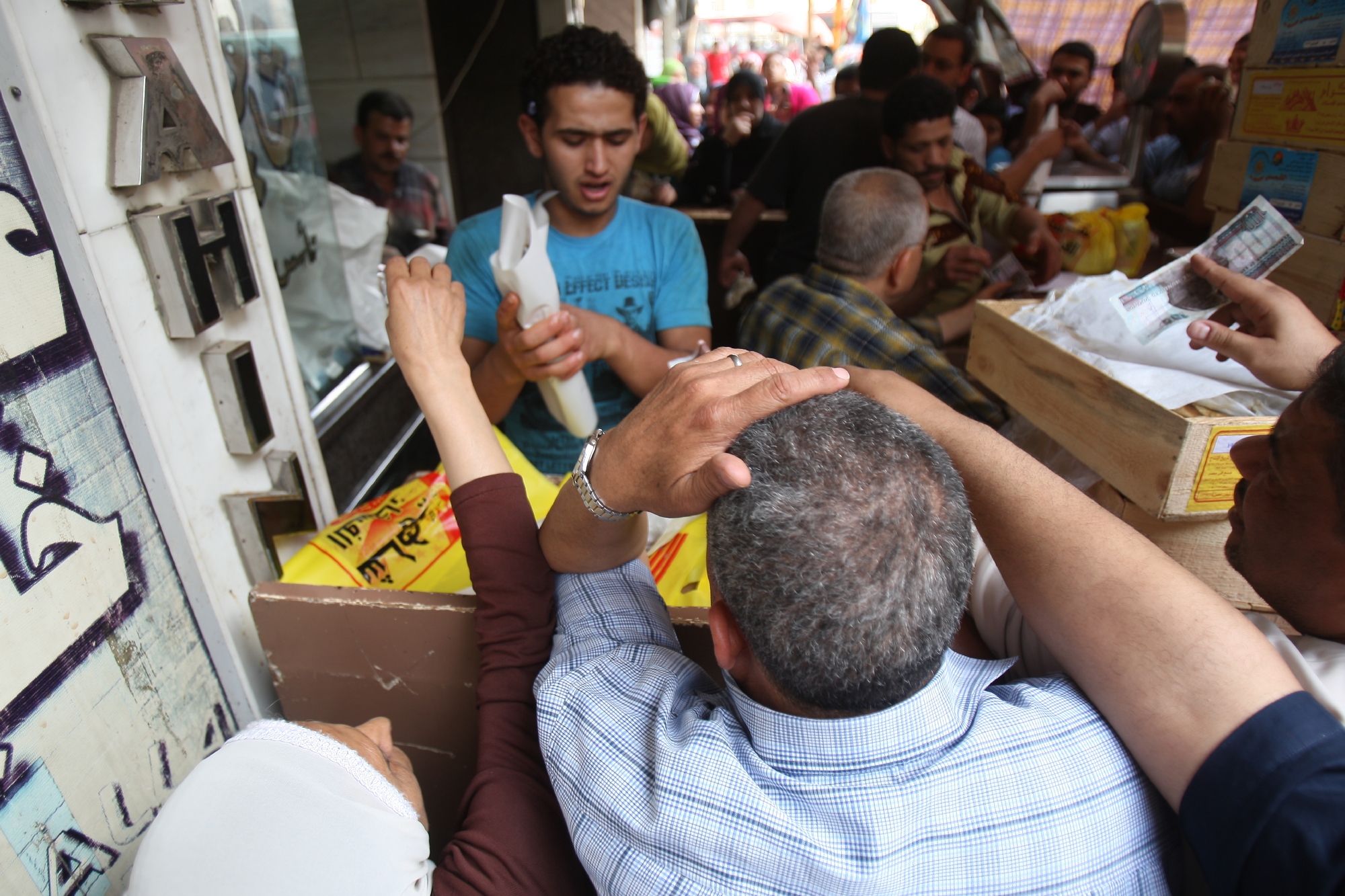 شم النسيم وإقبال المواطنين على شراء الفسيخ فى السيدة زينب