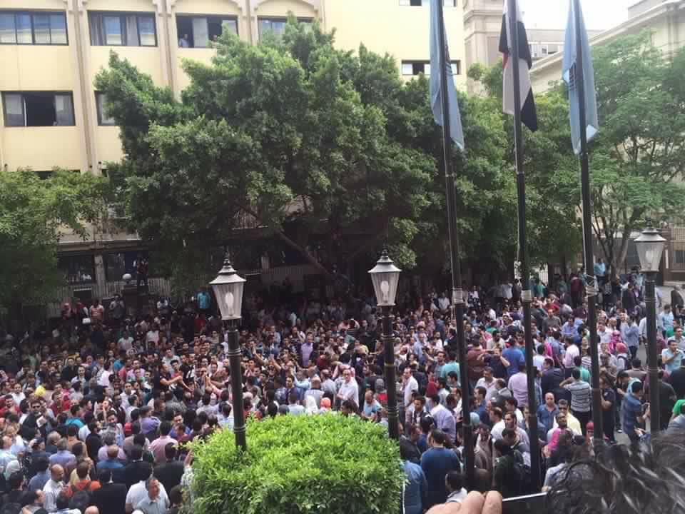 حشود الصحفيين امام النقابة