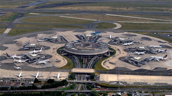 إخلاء منطقة المطاعم في مطار شارل ديجول بسبب طرد مشبوه