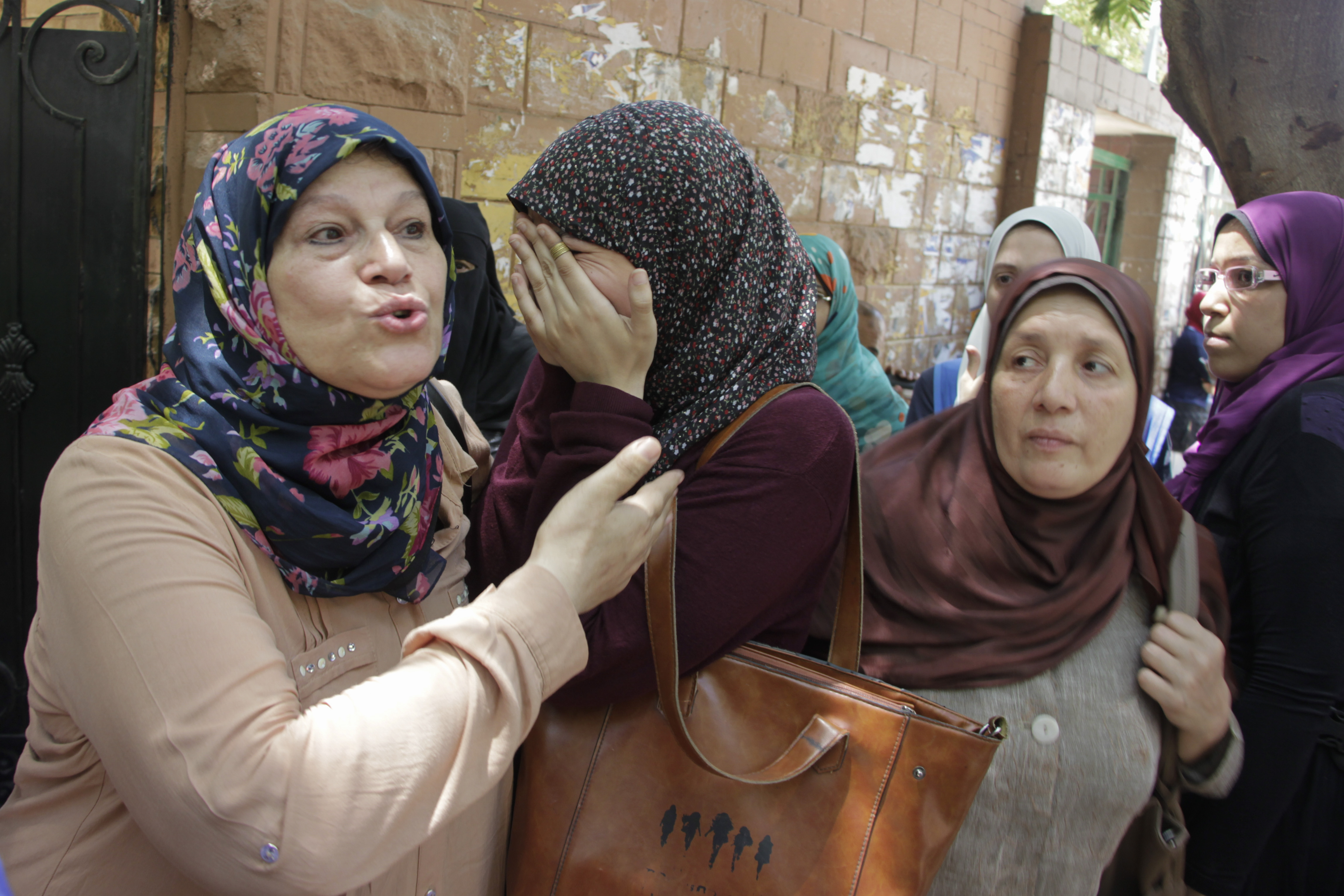 بالصور .. ردود افعال طلاب الثانوية العامة على الامتحانات