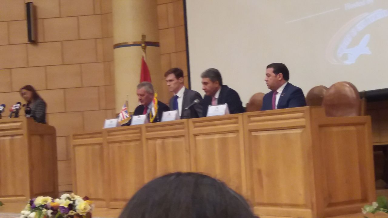 “فالكون” توقع عقداً مع «ريستراتا» لتدريب كوادر تأمين المطارات