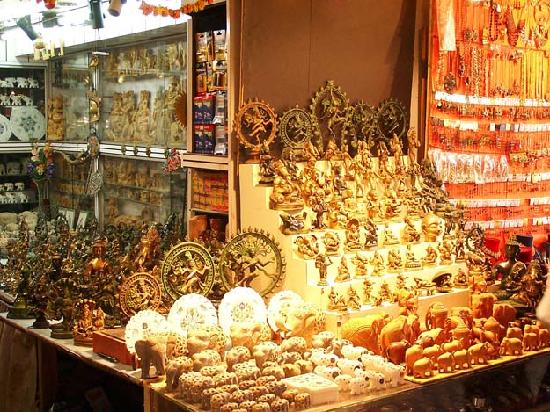 “الآثار” تخاطب “الوزراء” لتحصيل مديونيات 250 بازاراً وكافيتريا