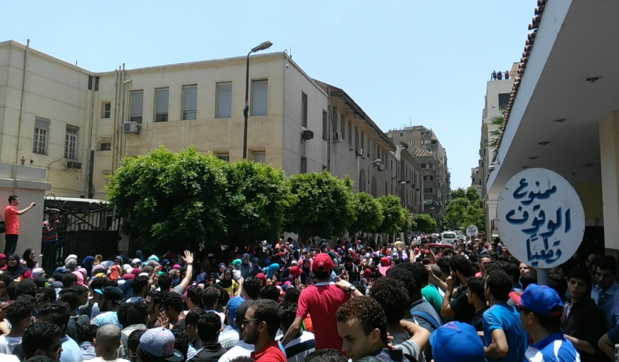 طلاب الثانوية العامة يتظاهرون أمام وزارة التعليم مطالبين بإقالة الوزير