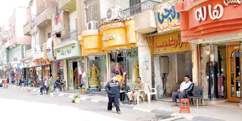 الركود يسيطر على شارع العباءات بكرداسة