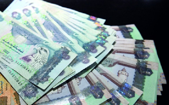 “بلومبرج”: المتداولون فى دبى يتوقعون عدم فك ربط العملة الإماراتية بالدولار فى 2016