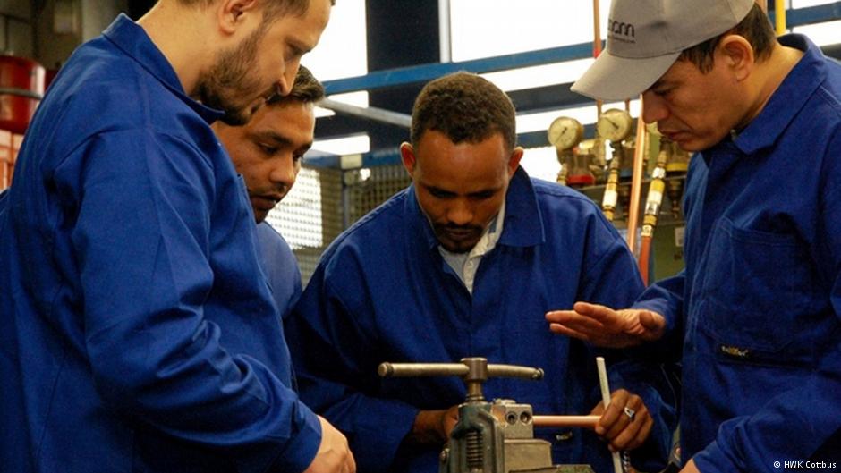 خبير: النفط في مهب الريح والبديل في الشركات الصغيرة