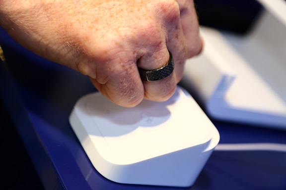 فيزا تطرح خاتم دفع مزود بتقنية الاتصال عبر حقل قريب