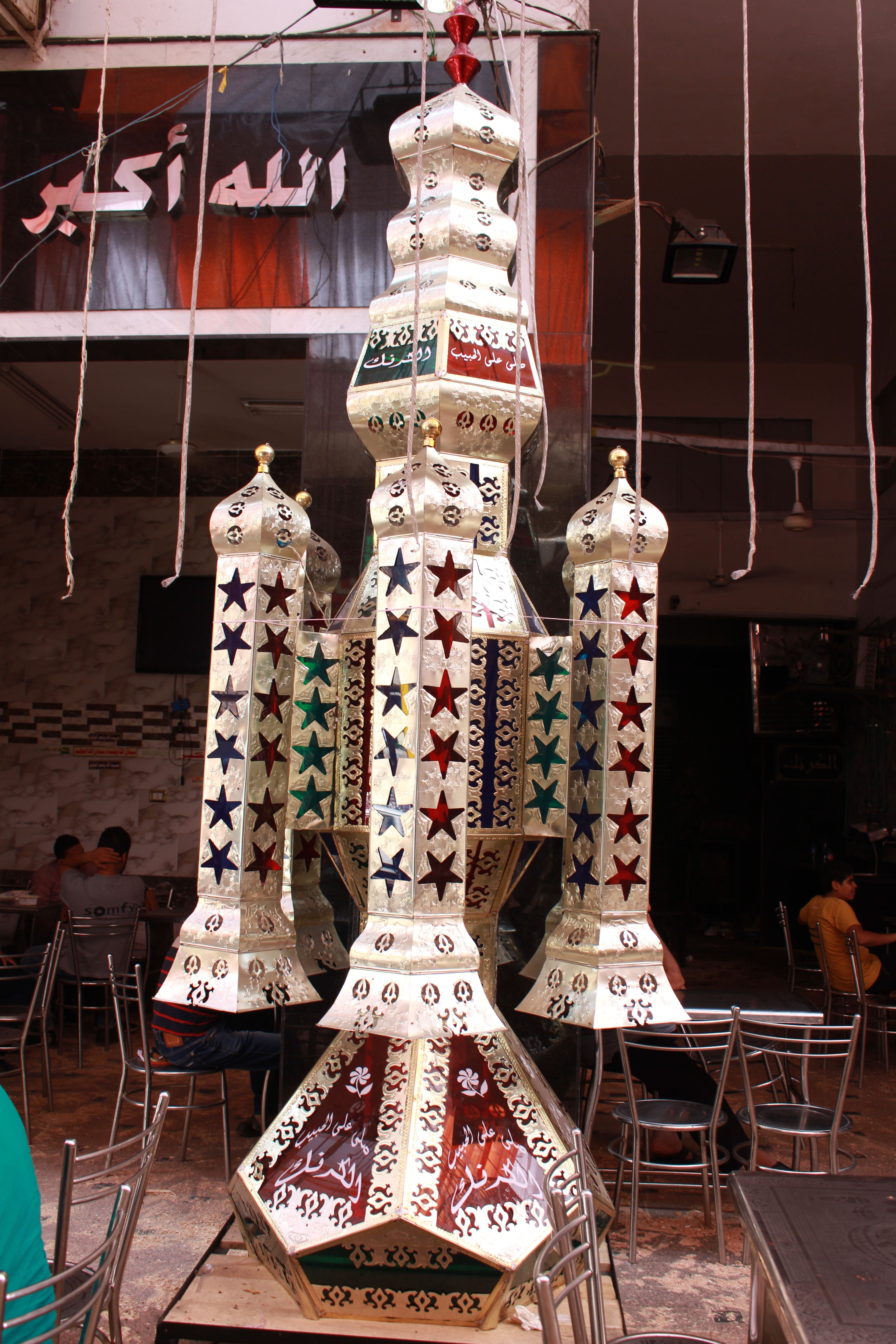 “أبو الفوانيس” أكبر و أغلى فانوس في مصر بـ 8 آلاف جنيه