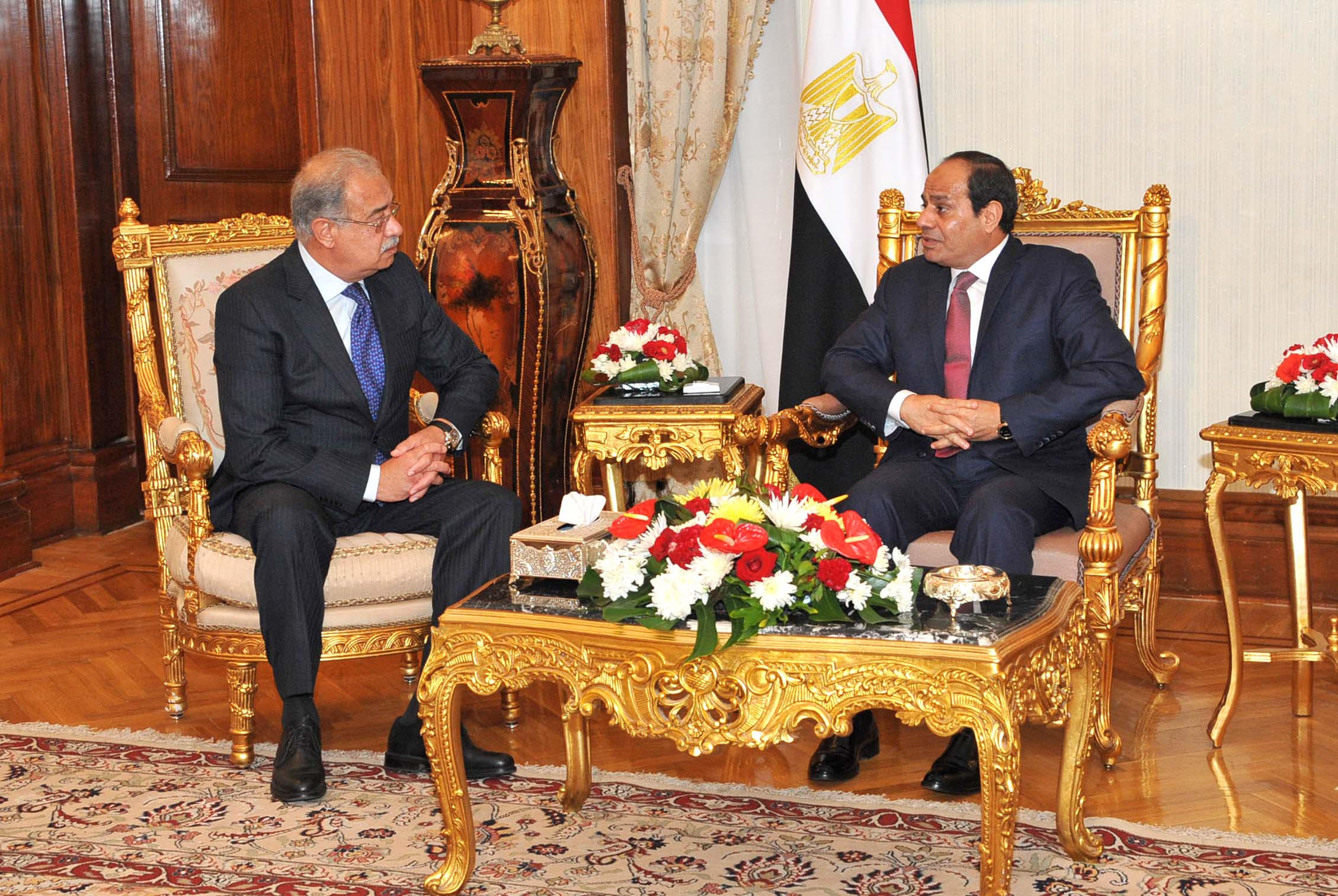 السيسي يبحث مع رئيس الوزراء دعم المشروعات الصغيرة وتعديلات قواعد القيد في البورصة