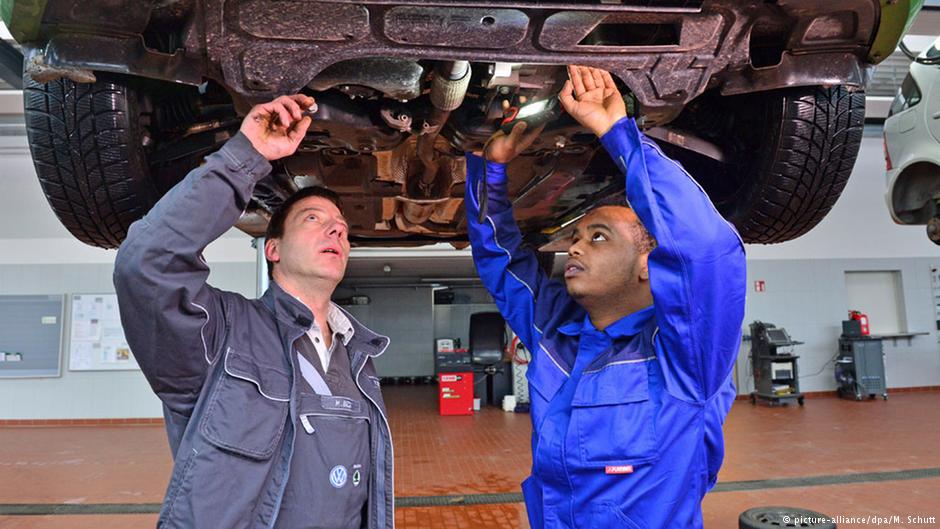 نائب ميركل يحث الشركات الكبيرة على توظيف اللاجئين