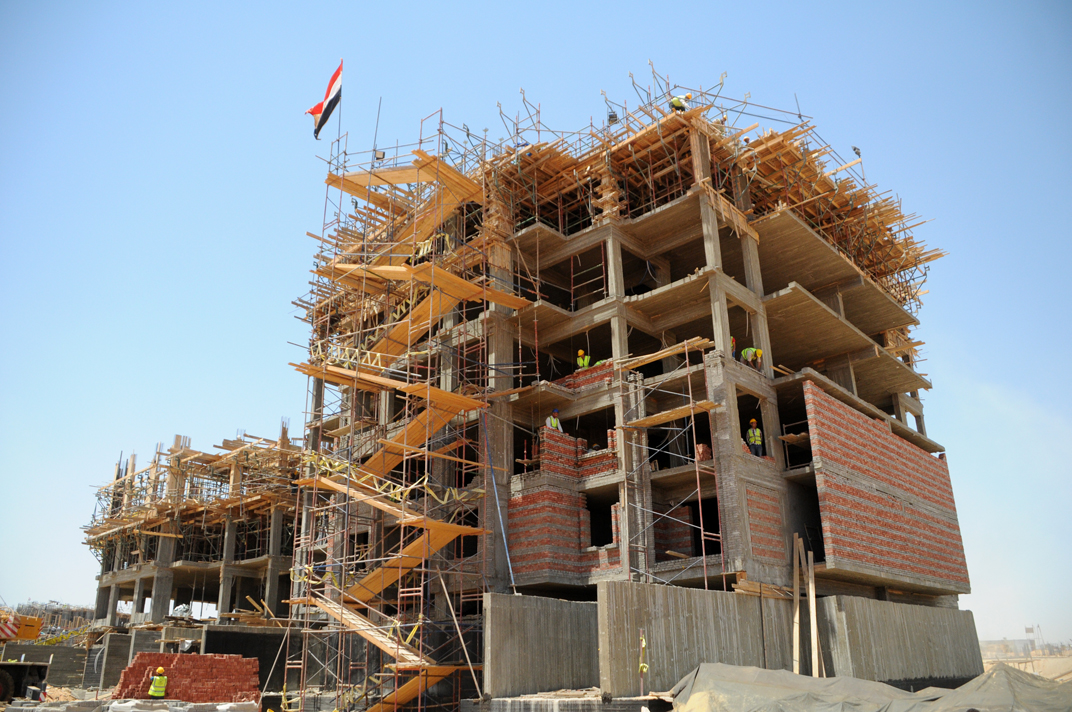 عمارات العاصمة الإدراية تصل “الدور السادس”