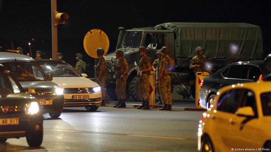 الجيش التركي يعلن استيلاءه على السلطة ويلدريم يتوعد