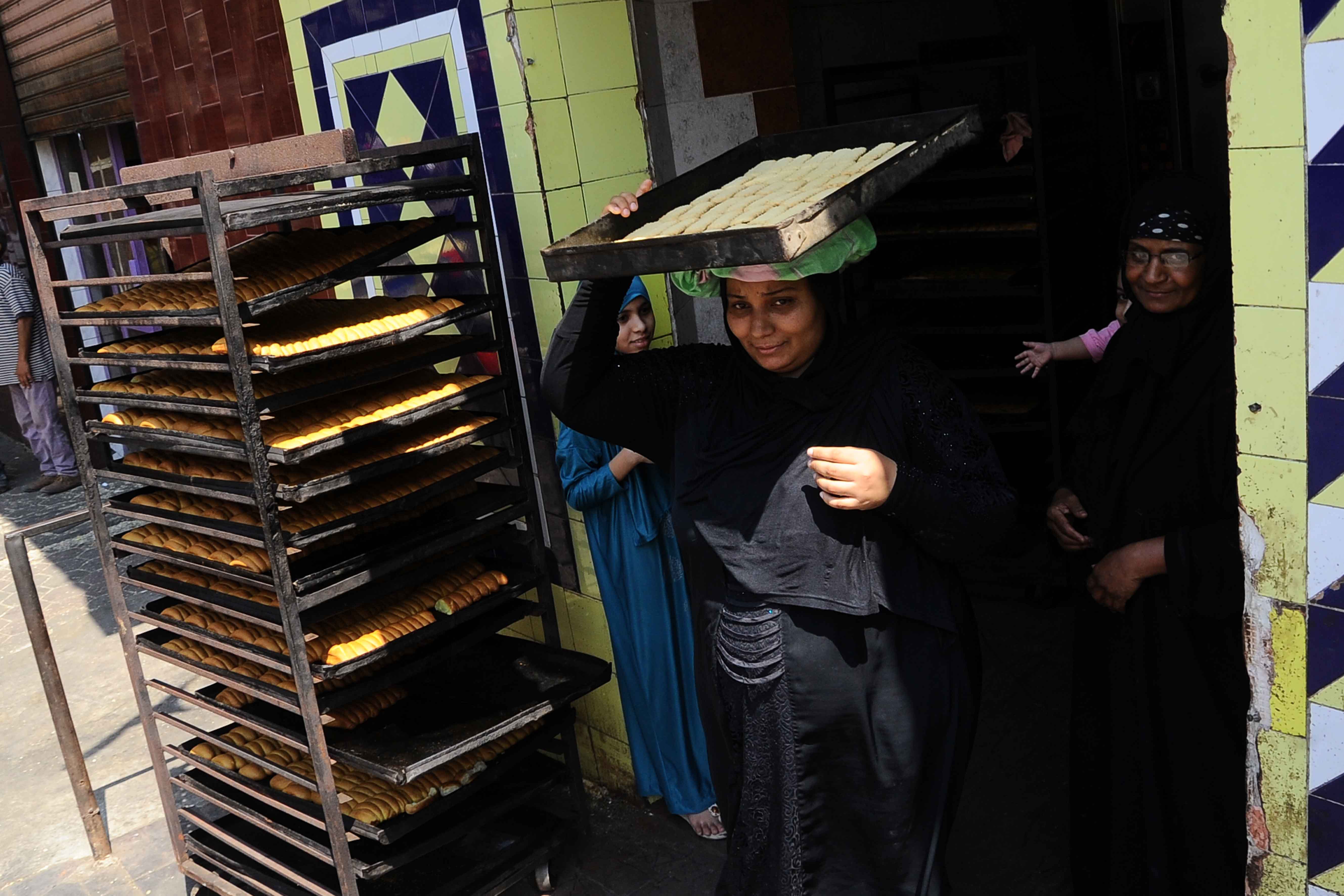 المصريين يشترون ويخبزون كحك وبسكوت العيد