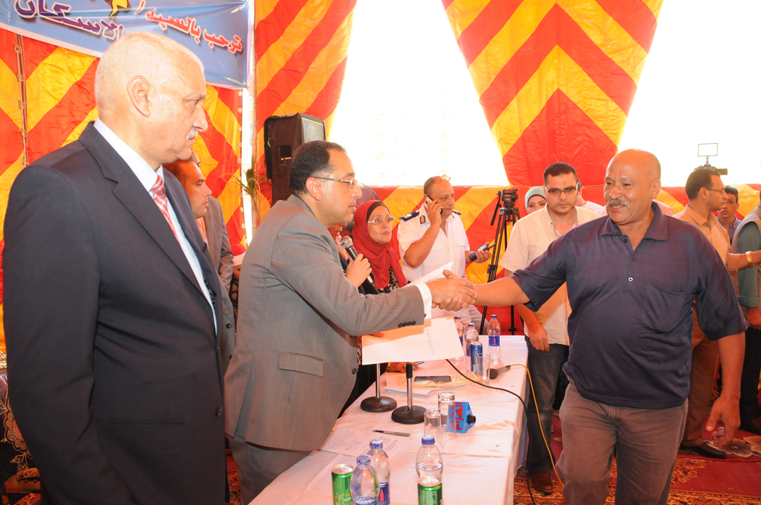 تسليم عقود وحدات الإسكان الاجتماعى بحى عتاقة بمحافظة السويس