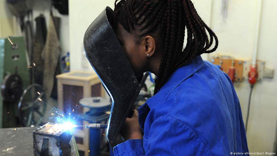 برلين تقر برنامجا لتوفير 100 ألف فرصة عمل للاجئين