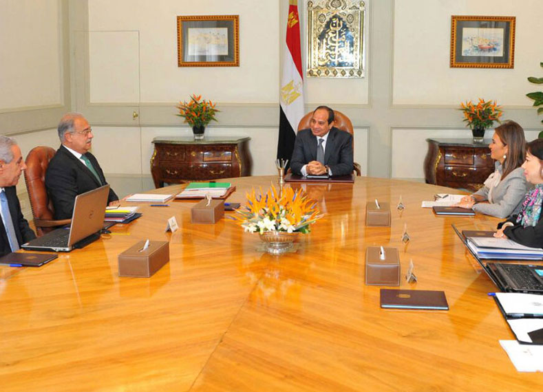 “السيسي” يوجه بمراجعة الدراسة الخاصة بخطة تنمية المثلث الذهبي