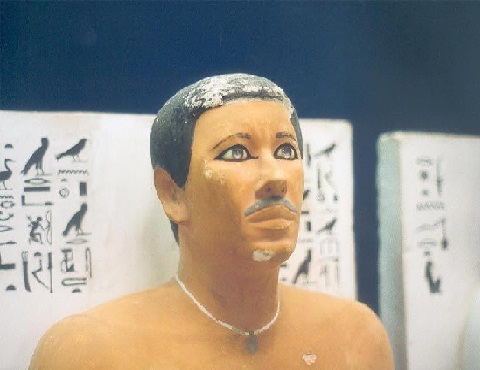 مديرة متحف التحرير: تنفى تعرض تمثال “رع حتب” للترميم الخاطئ