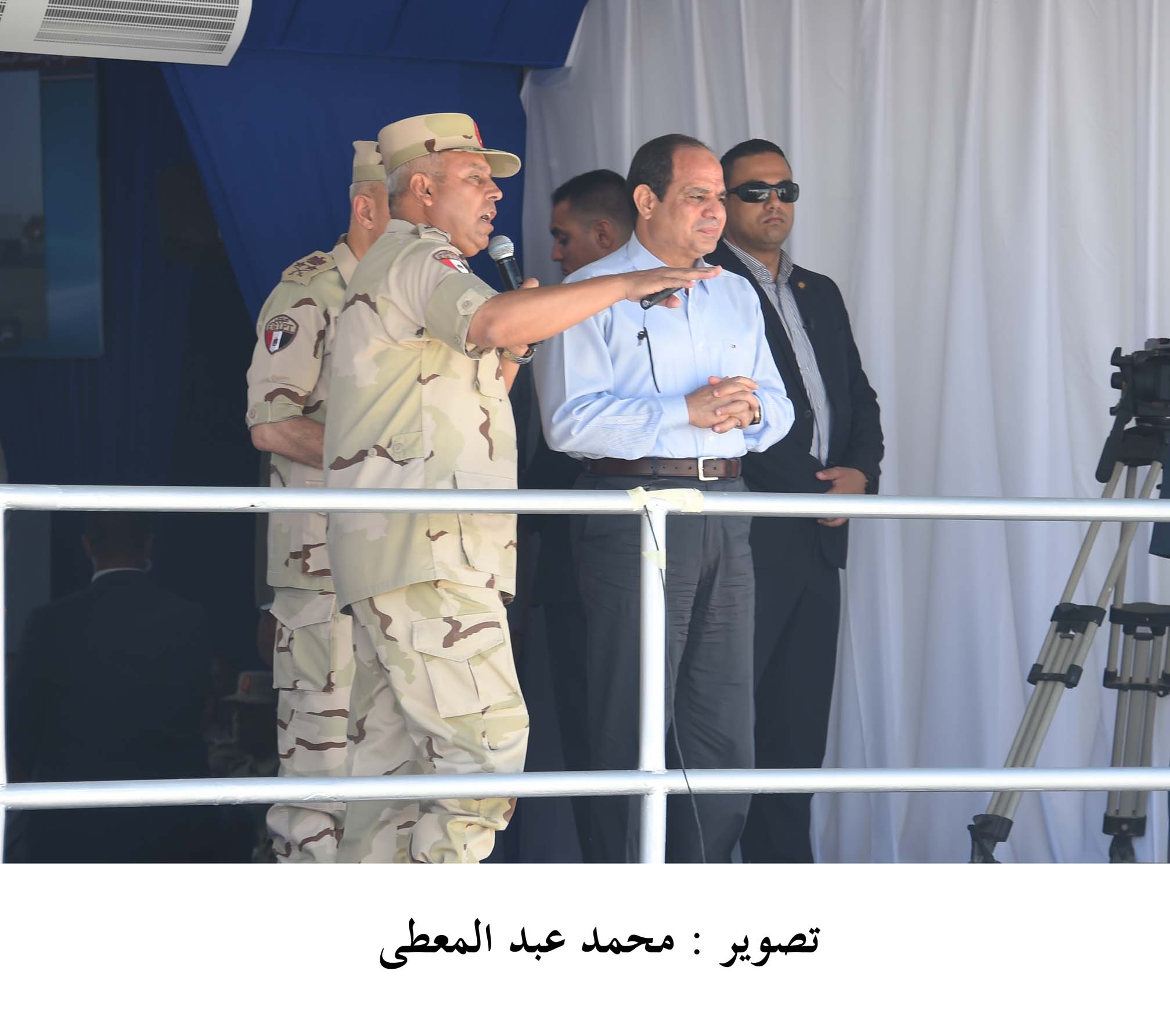 الرئيس يستمع إلى شرح بشأن الأنفاق أسفل قناة السويس