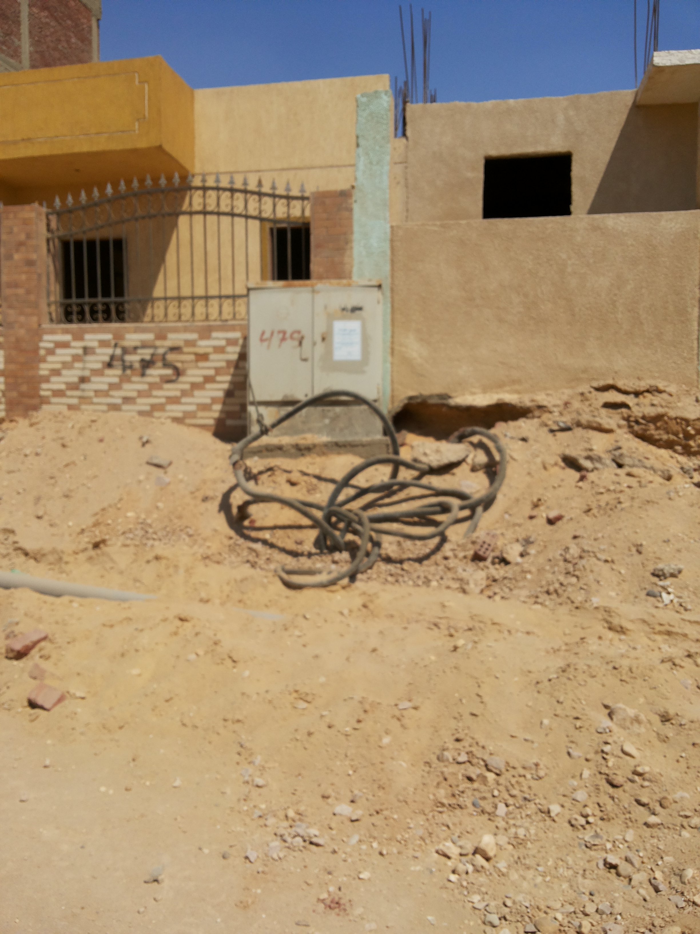 بالصور.. سكان “ابنى بيتك” يهاجمون “الكهرباء” بسبب تلفيات الكابلات فى المشروع