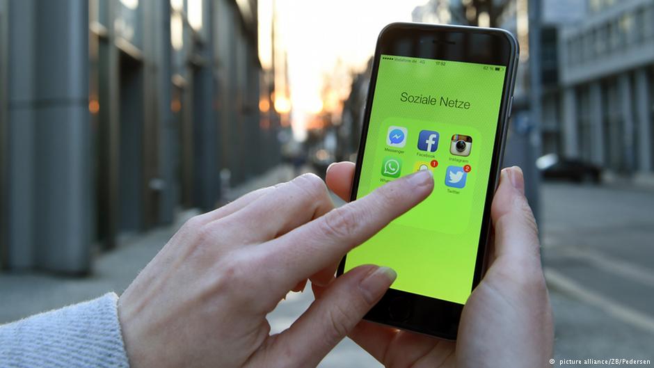 لاجئون سوريون يواجهون البيروقراطية الألمانية بتطبيق ذكي