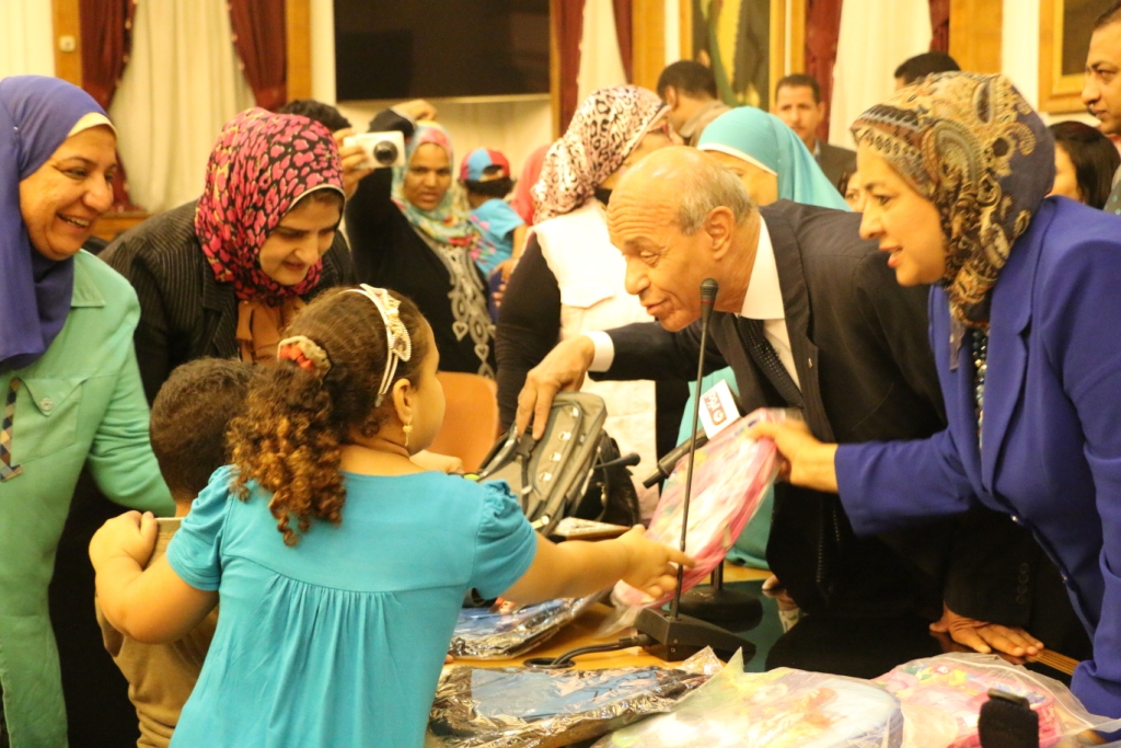 تسليم شنط المدارس لطلبة محافظة القاهرة الغير قادرين