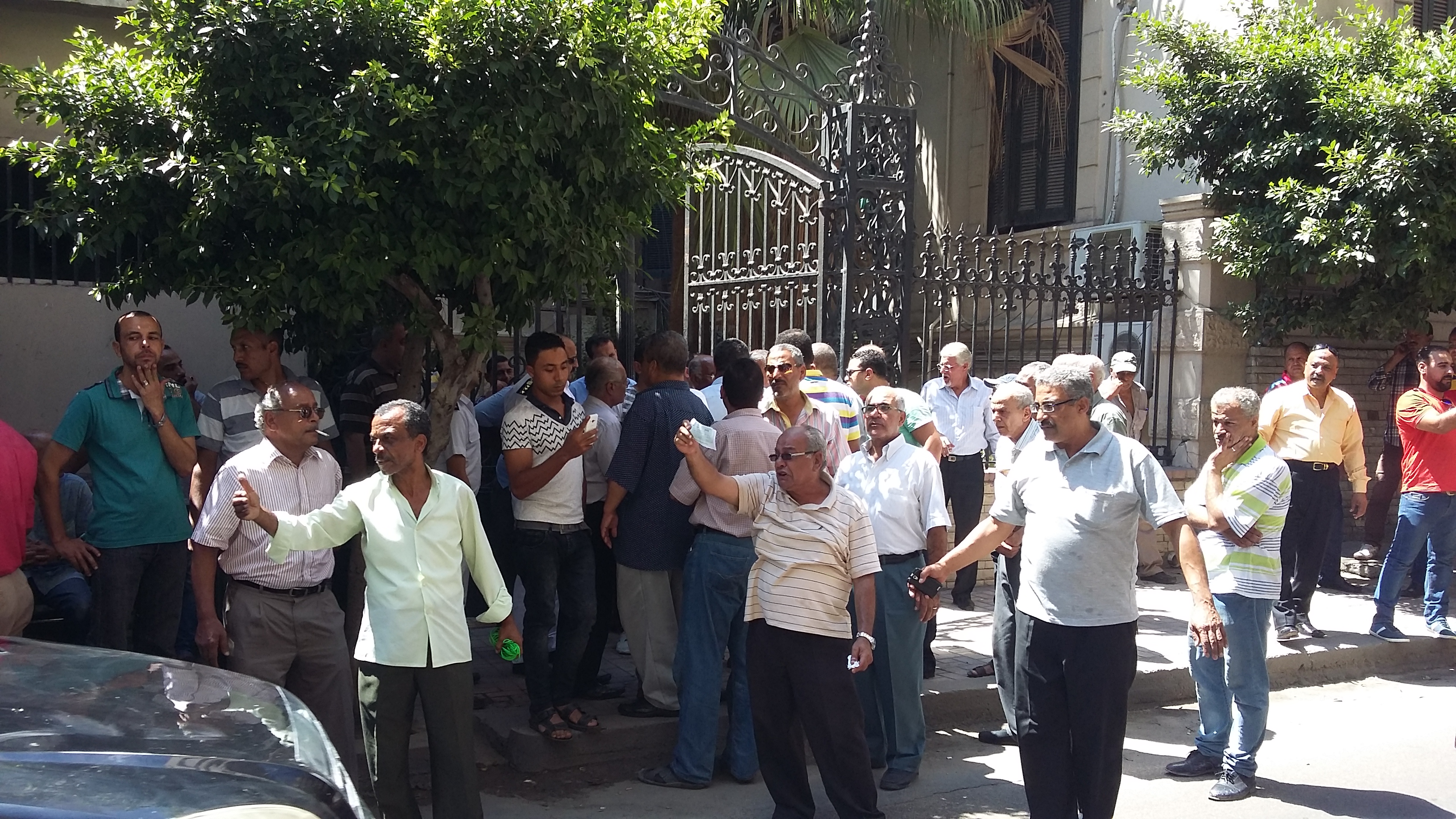 بالصور: احتجاج عمال “فامكو” للنقل البحرى لتأخر الرواتب وصرف الشركة شيكات بدون رصيد