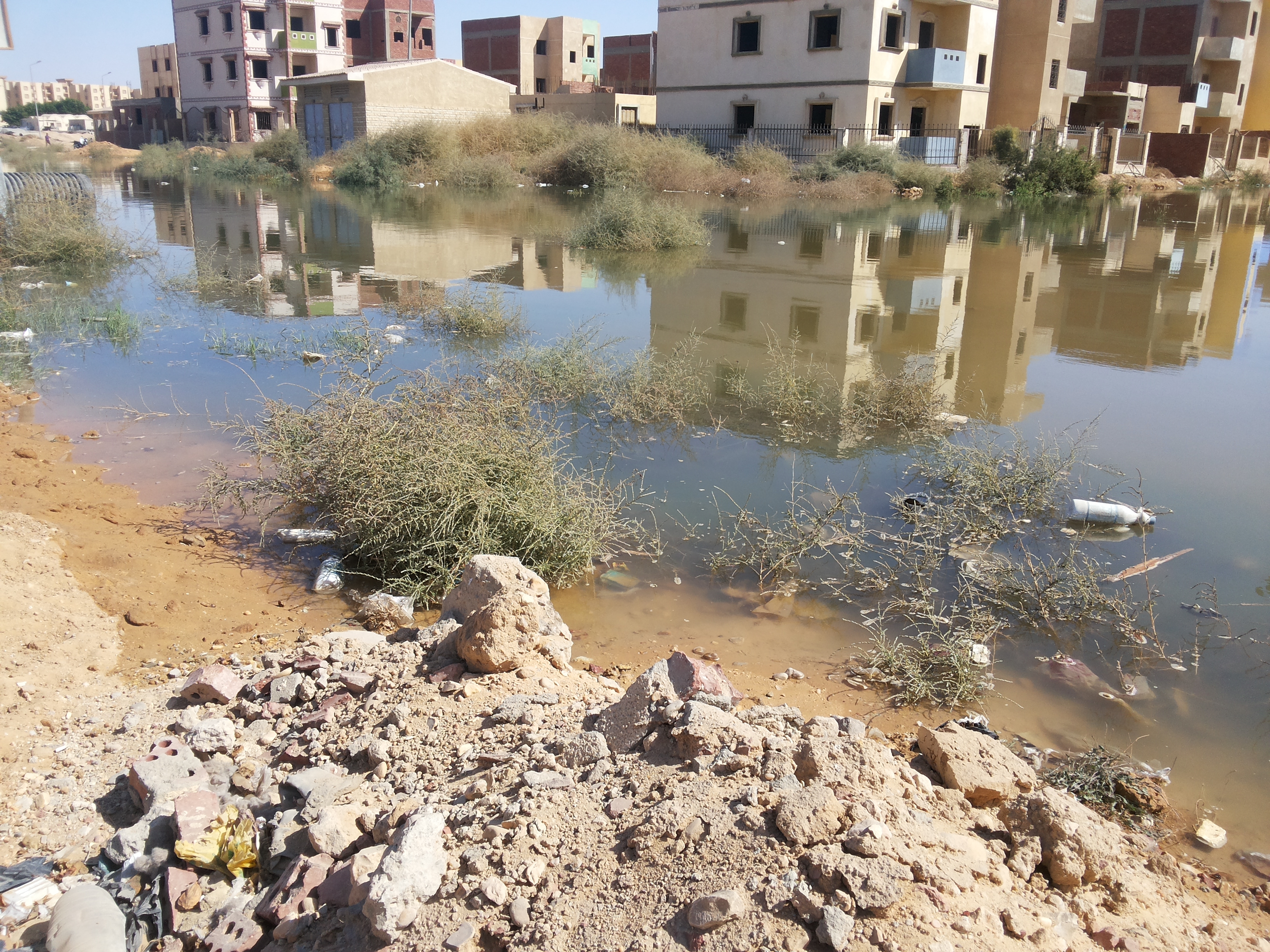 بالصور.. سكان “ابنى بيتك” يتقدمون ببلاغ ضد “ايجيكو” بعد انفجار خطوط الصرف