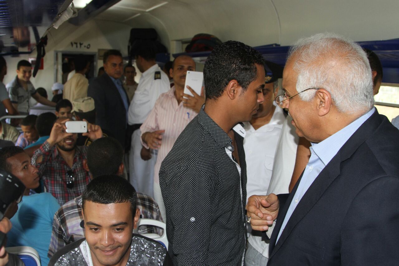 وزير النقل يستقل قطار عادى “القاهرة- بني سويف” لمتابعة حركة قطارات الصعيد