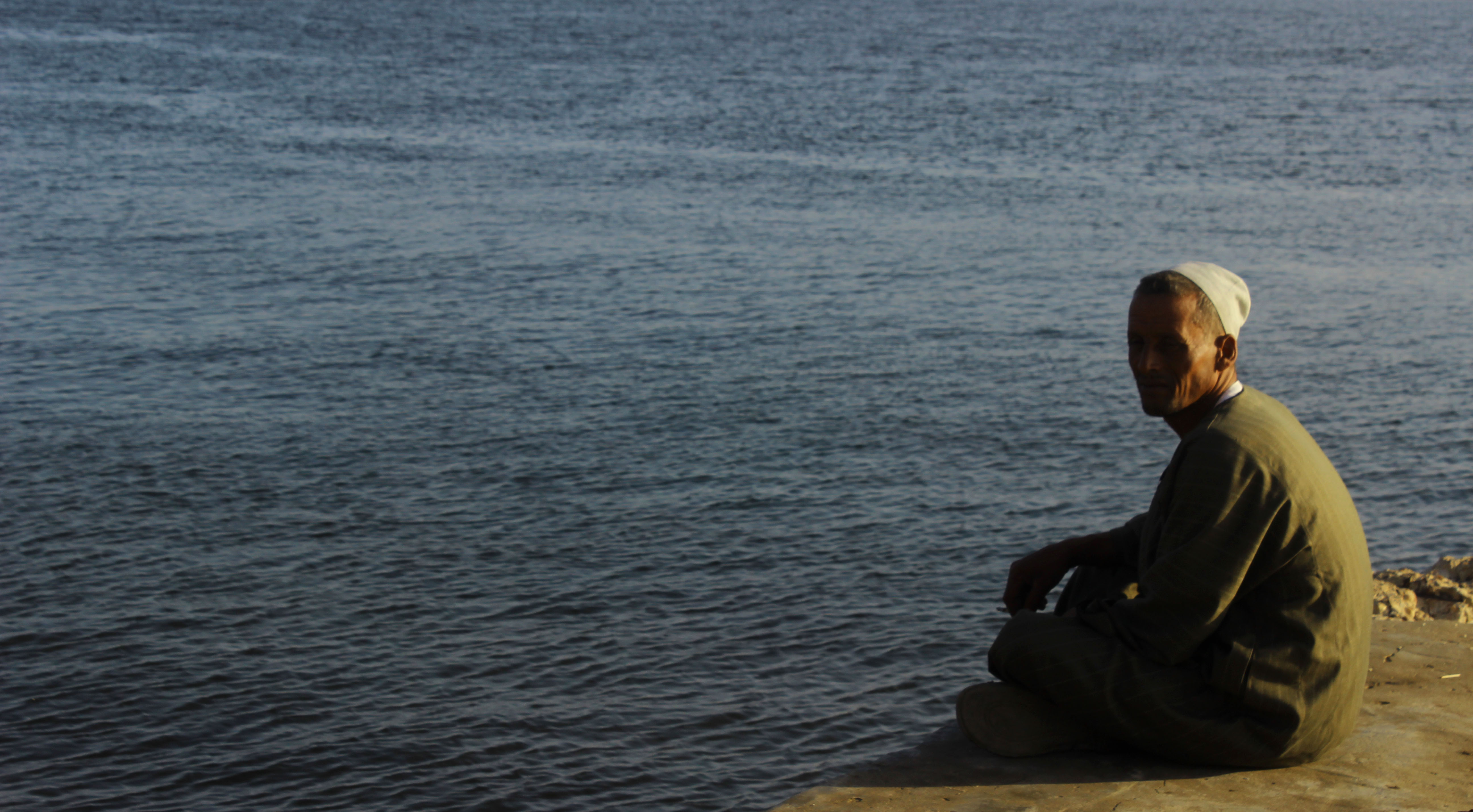 انتظار اهالى المفقودين فى حادث غرق مركب الهجرة غير الشرعية فى برج رشيد