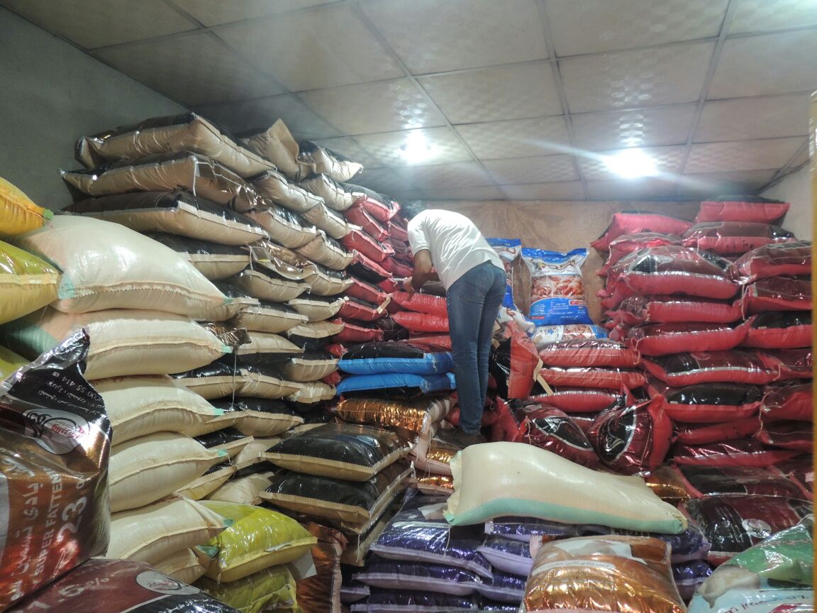 بالصور..  ضبط 5 مخازن  بداخلها 100 طن علف و600 لتر مبيدات زراعية مهربة