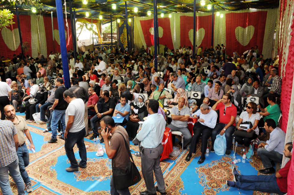 بالصور.. تزاحم  المواطنين على شراء وحدات “مدينتى” و”الرحاب”