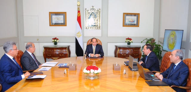 الملا يعرض على السيسي خطة توزيع ونقل المنتجات البترولية لمنع التهريب