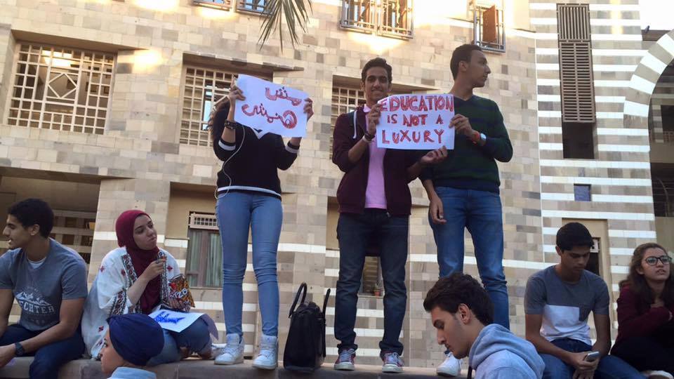 صور: “التعويم” يُضاعف مصروفات الجامعة الأمريكية وتظاهرات طلابية حاشدة