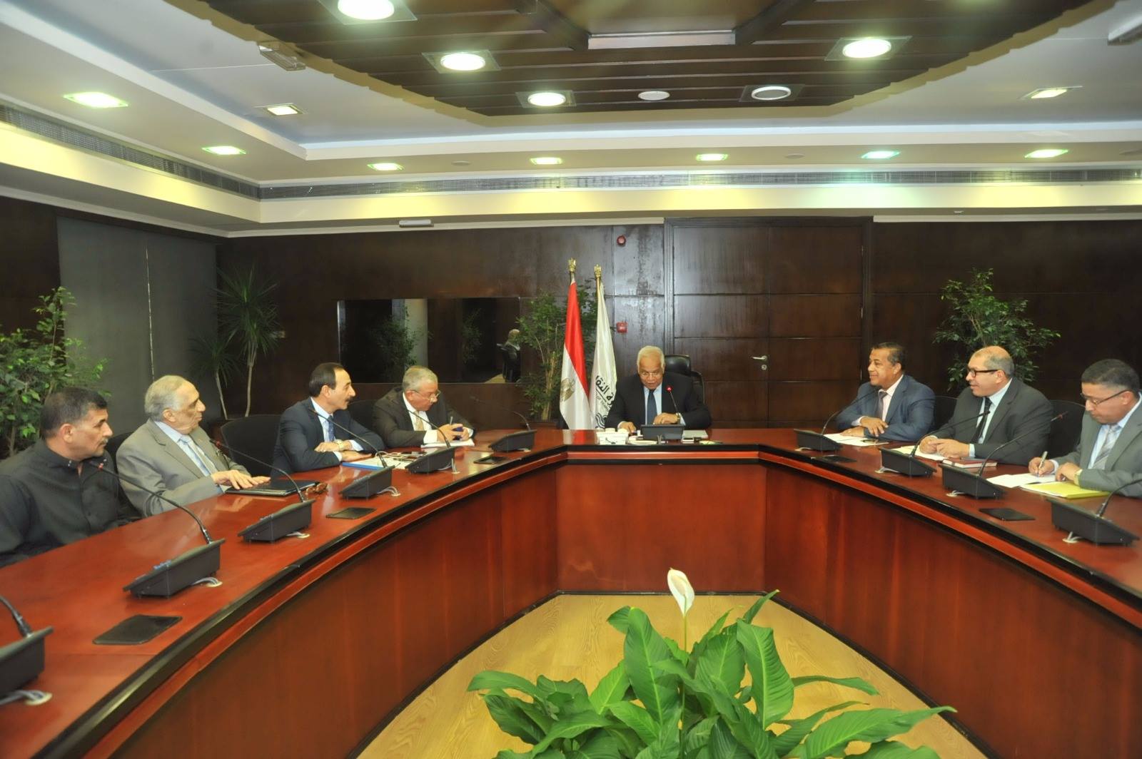 “سعيد” يجتمع بمسئولى النقل البرى لدراسة آثار زيادة أسعار الوقود على البضائع