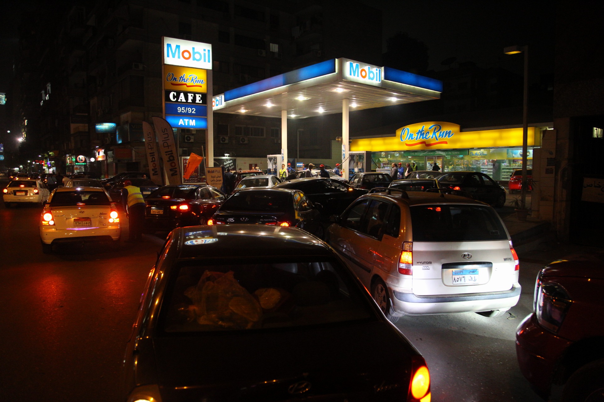 بالصور ..إزدحام المواطنين امام محطات البنزين عقب تطبيق الاسعار الجديدة