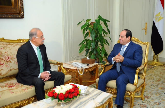 السيسي يستعرض مع رئيس الوزارء توفير الأدوية والسلع الغذائية