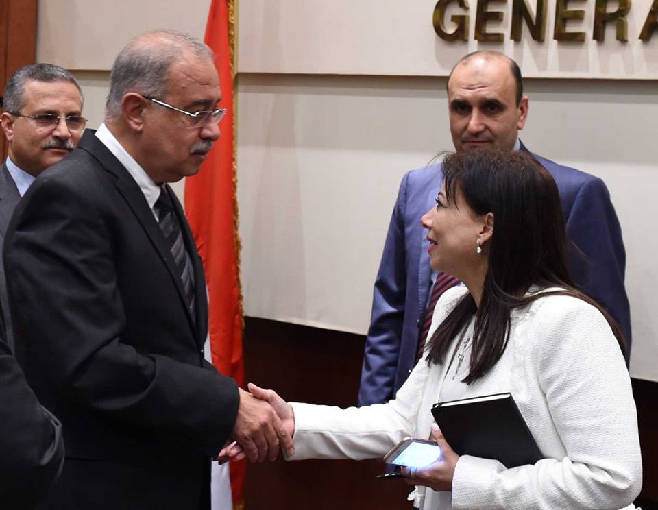 رئيس مجلس الوزراء و وزيرة الاستثمار - صورة ارشيفية